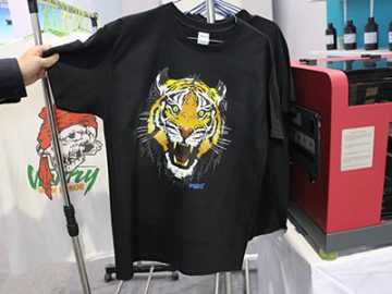 Черная футболка дисплей